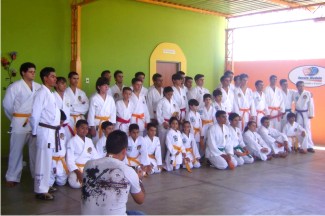 Karatecas que fizeram exame de faixa